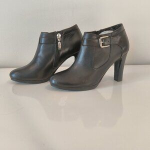 Lauren Ralph Lauren black leather ankle booties and decorative buckle Size 6.5
